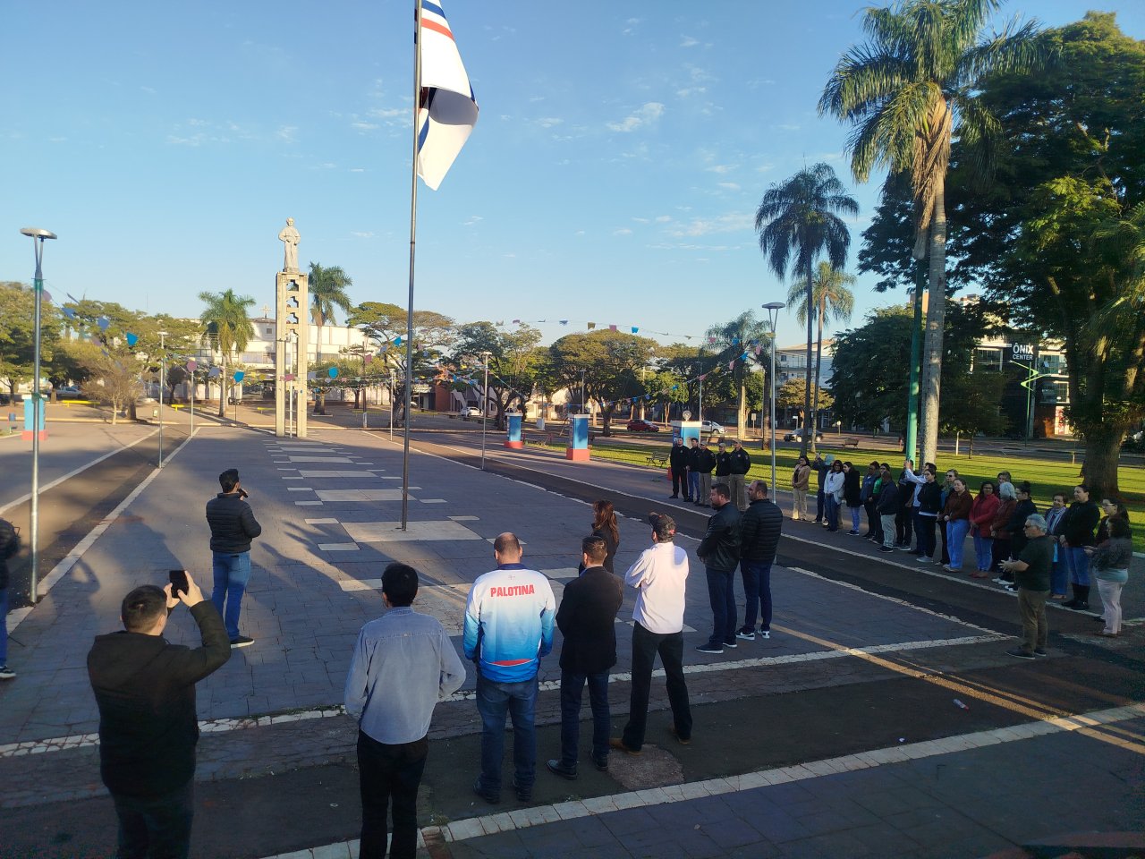 Ato cívico foi realizado na manhã desta segunda-feira (21), na Praça Amadeo Piovesan. Ato cívico foi realizado na manhã desta segunda-feira (21), na Praça Amadeo Piovesan.