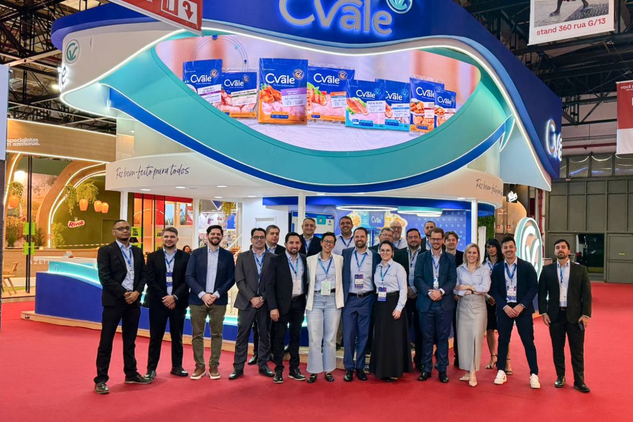 Equipe comercial à frente do estande da CVale Alimentos na Apas, em São Paulo Equipe comercial à frente do estande da CVale Alimentos na Apas, em São Paulo