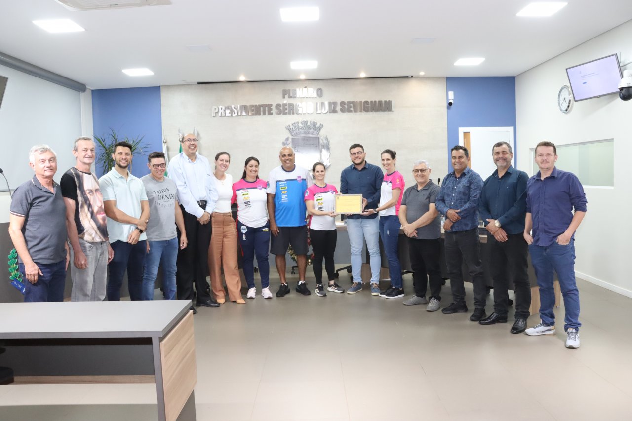 Atletas do Futsal Feminino de Palotina com o autor da Moção, Thiago Mostachio e vereadores