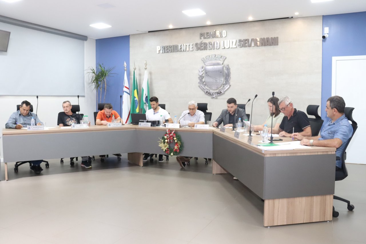 Vereadores reunidos em sessão ordinária no dia 16-12