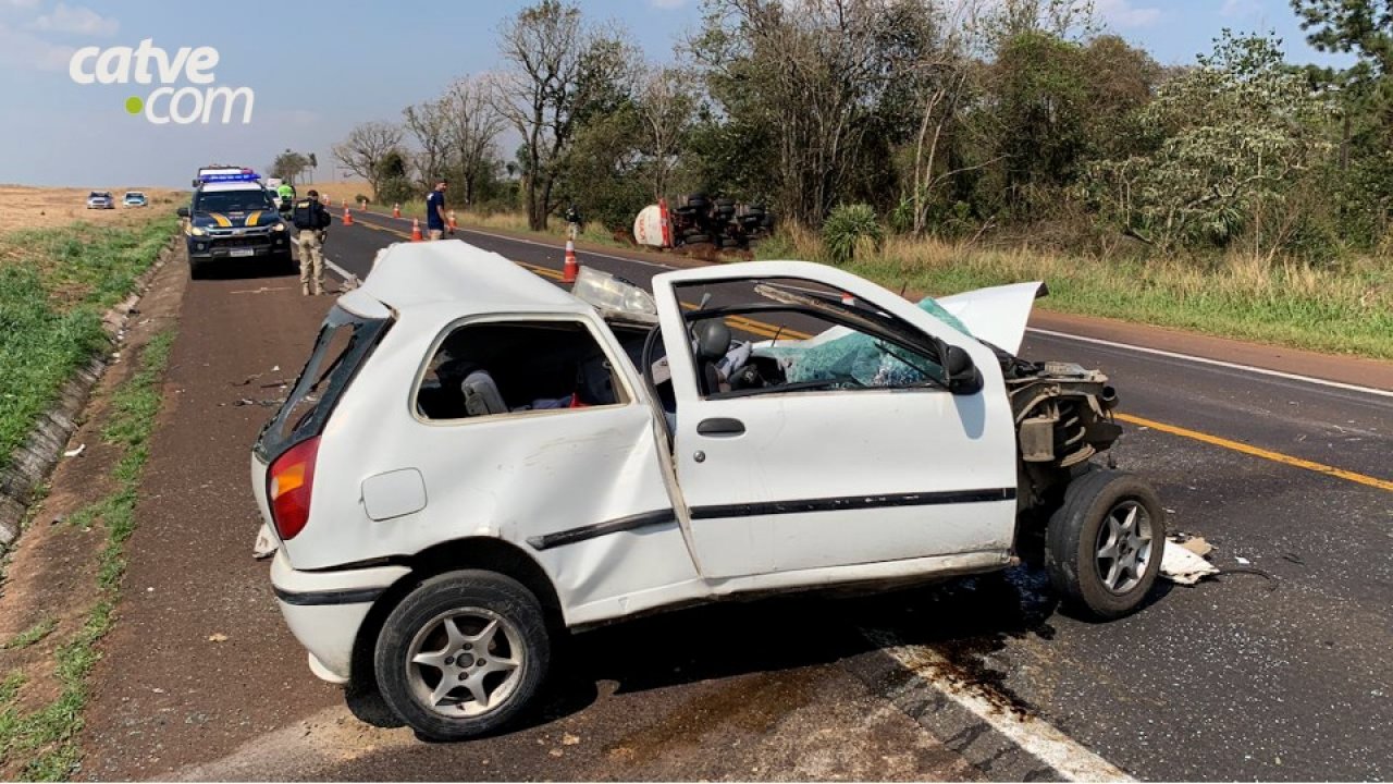 Batida frontal entre carros é registrada na BR-277 em Cascavel