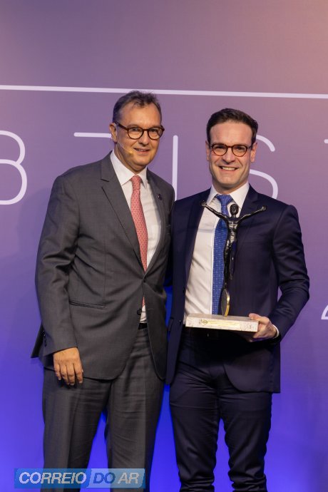 Presidente do IBEF-PR, Carlos Peres, entregou o troféu a Marcelo Riedi