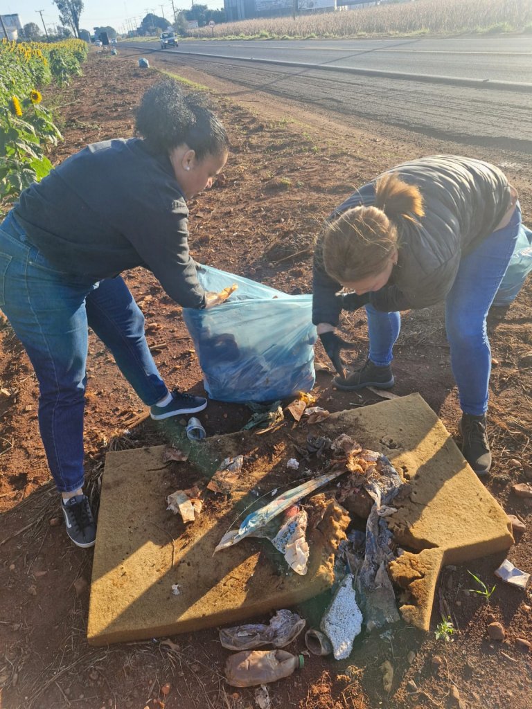 Equipe de Endemias durante a limpeza às margens da PR-182
