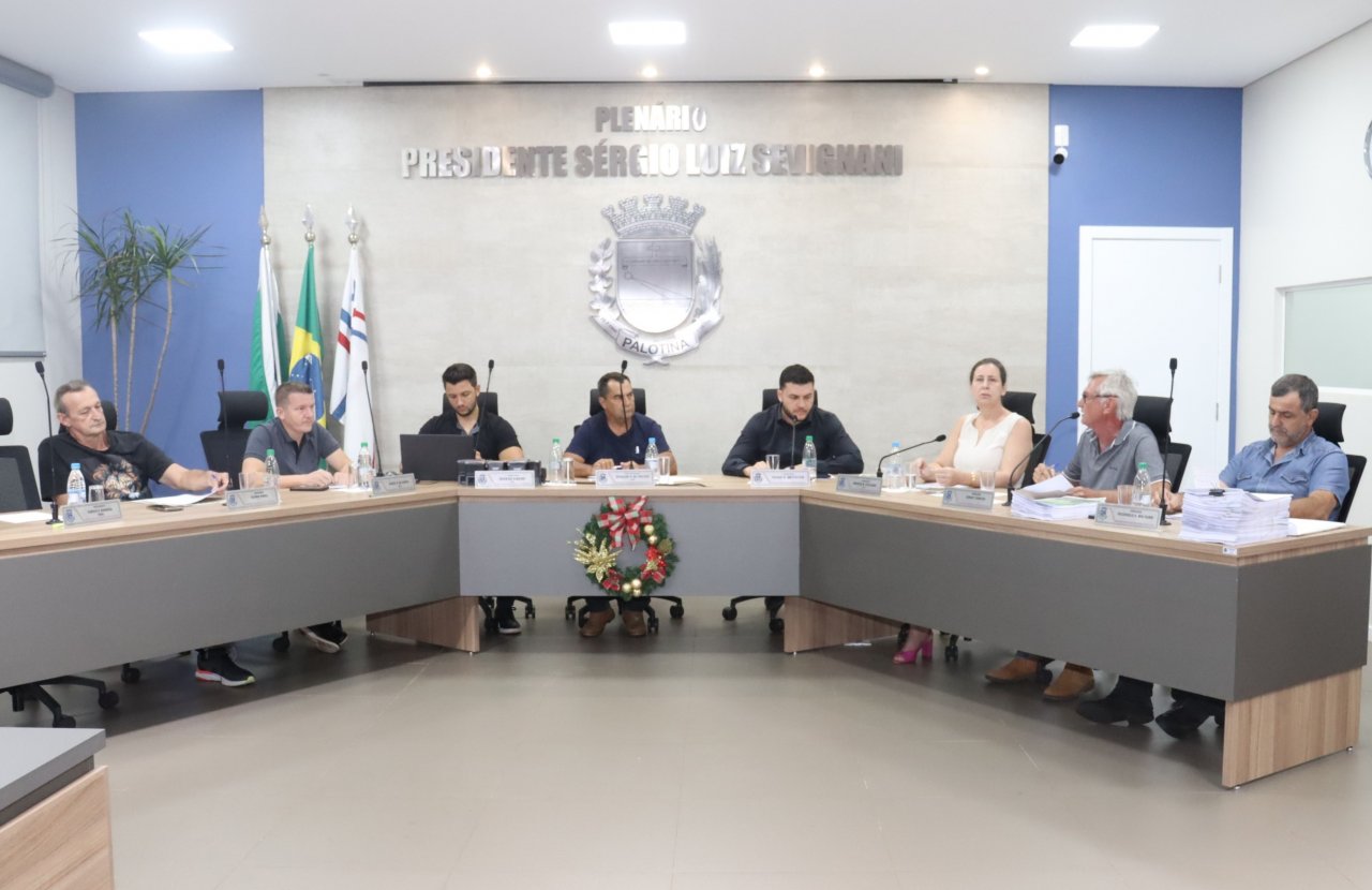 Vereadores reunidos em sessão ordinária no dia 02/12