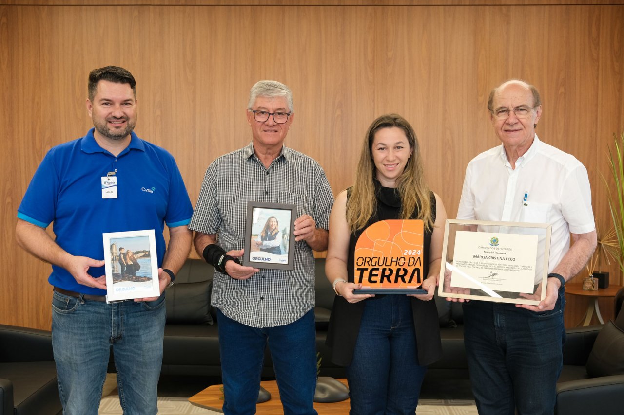 Produtora Marcia Ecco e o pai Ilário ladeados pelo presidente da C.Vale, Alfredo Lang e pelo coordenador de aquicultura Arlei Holzbach