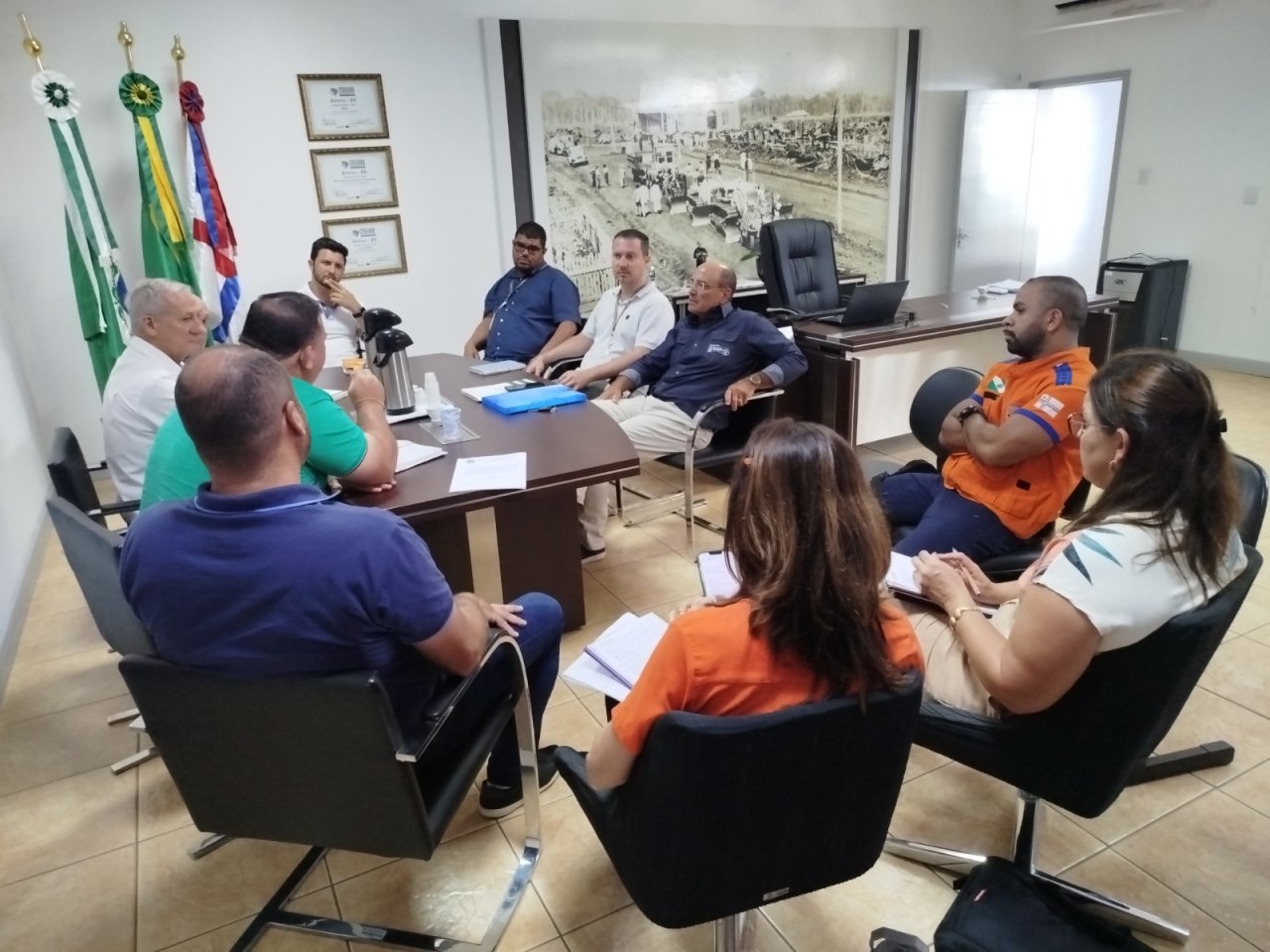 Representantes da Copel e lideranças de Palotina durante a reunião com o prefeito Rodrigo Ribeiro.