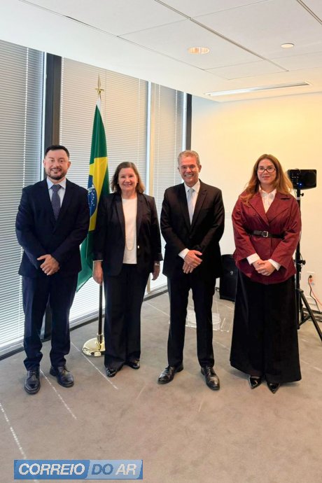 Coordenador Tiago Souza (1º à esquerda), embaixadora Luiza Viotti, ministro da Pesca André de Paula e analista comercial Brunna Viegas