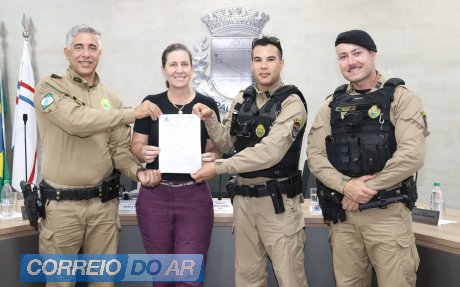 Vereadora Márcia Berno Cecluski, autora do projeto, com policiais militares de Palotina