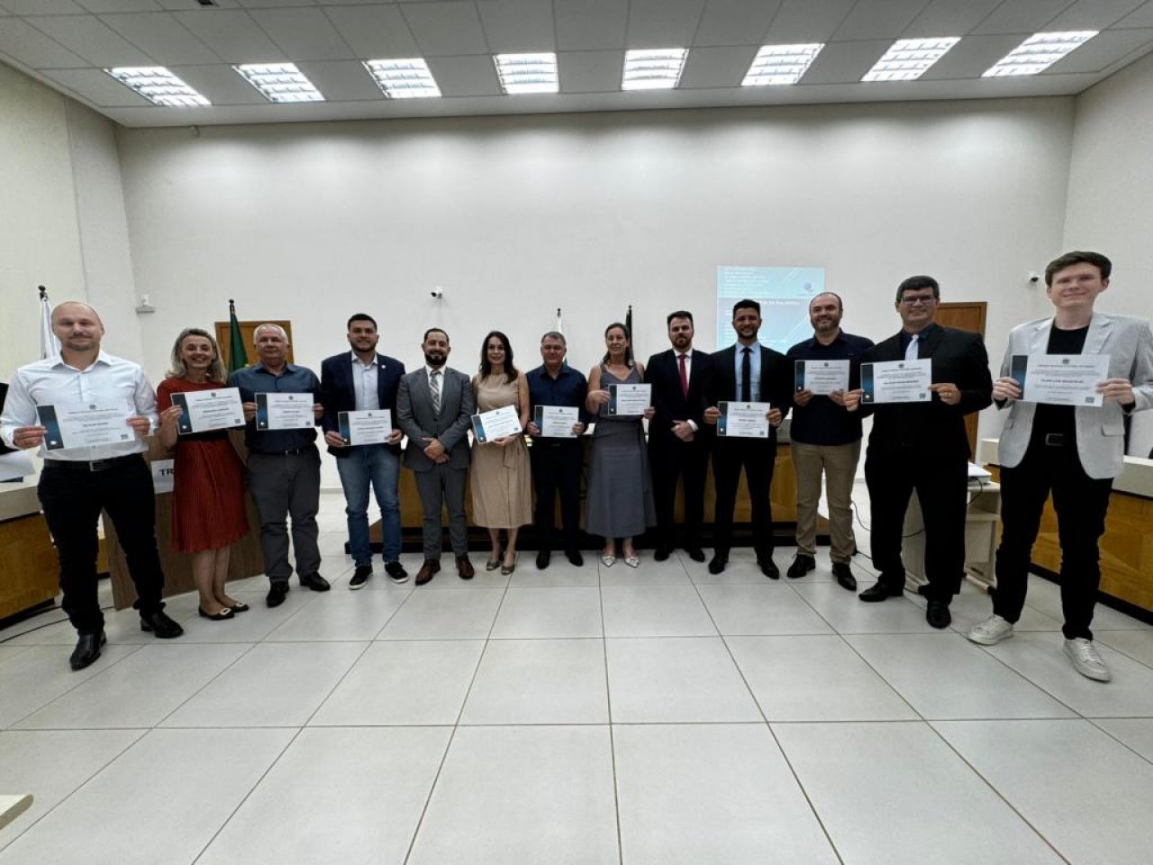 Rodrigo Ribeiro, e a vice prefeita Judith Burin Sendtko,  juntamente com os 9 vereadores eleitos em Palotina 