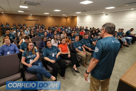 O diretor-executivo (CEO), Edio Schreiner, recepcionou os funcionários na abertura da Sipat.